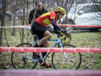 La carrera, celebrada en el circuito de Irubide, contó con la participación de más de 200 ciclistas.