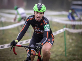 La carrera, celebrada en el circuito de Irubide, contó con la participación de más de 200 ciclistas.