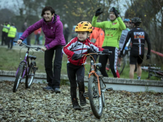 La carrera, celebrada en el circuito de Irubide, contó con la participación de más de 200 ciclistas.