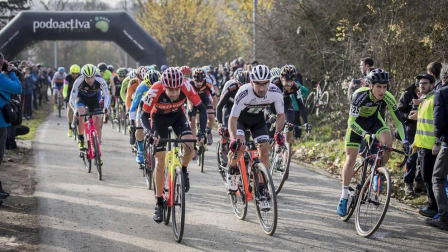 La carrera, celebrada en el circuito de Irubide, contó con la participación de más de 200 ciclistas.