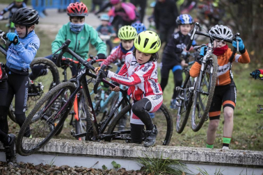La carrera, celebrada en el circuito de Irubide, contó con la participación de más de 200 ciclistas.