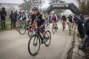 La carrera, celebrada en el circuito de Irubide, contó con la participación de más de 200 ciclistas.