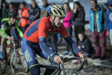 La carrera, celebrada en el circuito de Irubide, contó con la participación de más de 200 ciclistas.