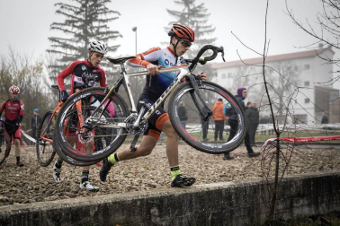 La carrera, celebrada en el circuito de Irubide, contó con la participación de más de 200 ciclistas.