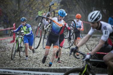 La carrera, celebrada en el circuito de Irubide, contó con la participación de más de 200 ciclistas.