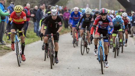 La carrera, celebrada en el circuito de Irubide, contó con la participación de más de 200 ciclistas.