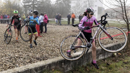 La carrera, celebrada en el circuito de Irubide, contó con la participación de más de 200 ciclistas.