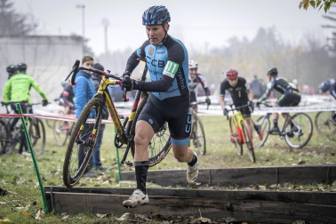 La carrera, celebrada en el circuito de Irubide, contó con la participación de más de 200 ciclistas.