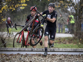 La carrera, celebrada en el circuito de Irubide, contó con la participación de más de 200 ciclistas.