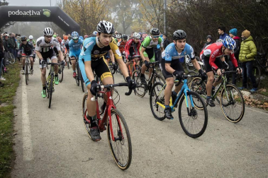 La carrera, celebrada en el circuito de Irubide, contó con la participación de más de 200 ciclistas.