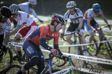La carrera, celebrada en el circuito de Irubide, contó con la participación de más de 200 ciclistas.