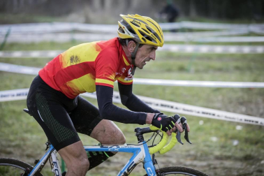 La carrera, celebrada en el circuito de Irubide, contó con la participación de más de 200 ciclistas.