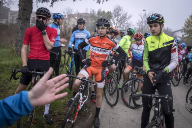 La carrera, celebrada en el circuito de Irubide, contó con la participación de más de 200 ciclistas.