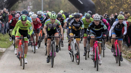 La carrera, celebrada en el circuito de Irubide, contó con la participación de más de 200 ciclistas.