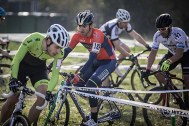 La carrera, celebrada en el circuito de Irubide, contó con la participación de más de 200 ciclistas.