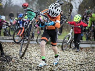 La carrera, celebrada en el circuito de Irubide, contó con la participación de más de 200 ciclistas.