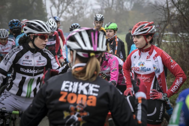 La carrera, celebrada en el circuito de Irubide, contó con la participación de más de 200 ciclistas.