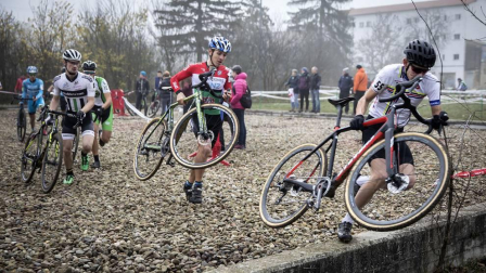 La carrera, celebrada en el circuito de Irubide, contó con la participación de más de 200 ciclistas.