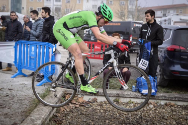La carrera, celebrada en el circuito de Irubide, contó con la participación de más de 200 ciclistas.