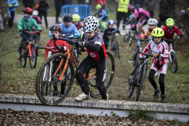 La carrera, celebrada en el circuito de Irubide, contó con la participación de más de 200 ciclistas.