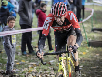 La carrera, celebrada en el circuito de Irubide, contó con la participación de más de 200 ciclistas.