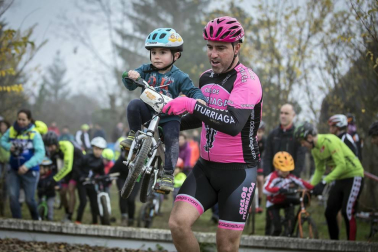La carrera, celebrada en el circuito de Irubide, contó con la participación de más de 200 ciclistas.