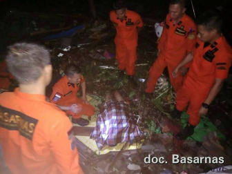 Centenares de personas murieron este domingo, 23 de diciembre, tras un tsunami en Indonesia.