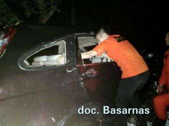 Centenares de personas murieron este domingo, 23 de diciembre, tras un tsunami en Indonesia.