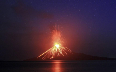 Centenares de personas murieron este domingo, 23 de diciembre, tras un tsunami en Indonesia.