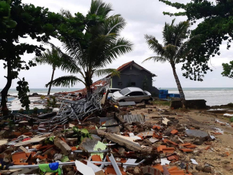 Centenares de personas murieron este domingo, 23 de diciembre, tras un tsunami en Indonesia.