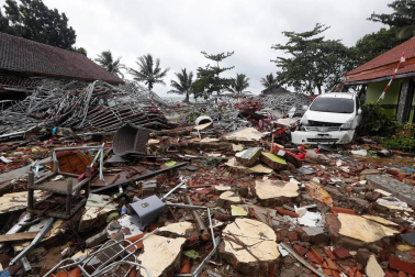 Centenares de personas murieron este domingo, 23 de diciembre, tras un tsunami en Indonesia.