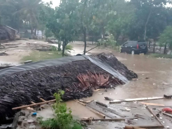 Centenares de personas murieron este domingo, 23 de diciembre, tras un tsunami en Indonesia.