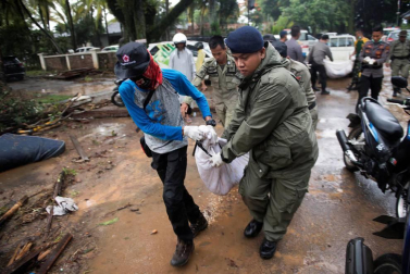 Centenares de personas murieron este domingo, 23 de diciembre, tras un tsunami en Indonesia.