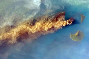 Centenares de personas murieron este domingo, 23 de diciembre, tras un tsunami en Indonesia.