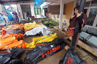 Centenares de personas murieron este domingo, 23 de diciembre, tras un tsunami en Indonesia.