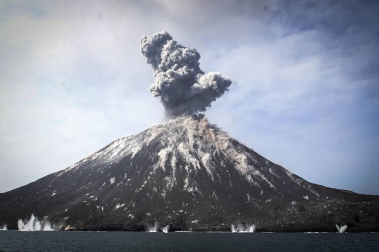 Centenares de personas murieron este domingo, 23 de diciembre, tras un tsunami en Indonesia.