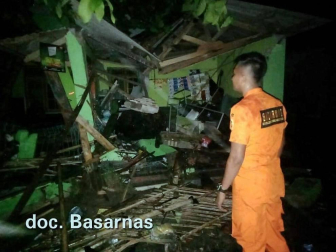 Centenares de personas murieron este domingo, 23 de diciembre, tras un tsunami en Indonesia.