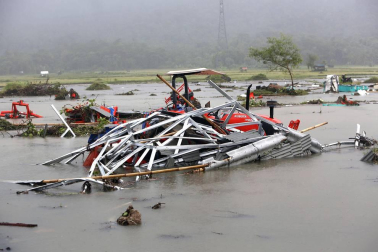 Centenares de personas murieron este domingo, 23 de diciembre, tras un tsunami en Indonesia.