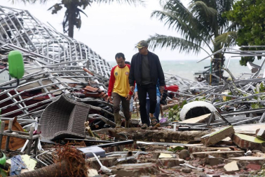 Al menos 168 personas murieron este domingo, 23 de diciembre, tras un tsunami mortal en Indonesia.