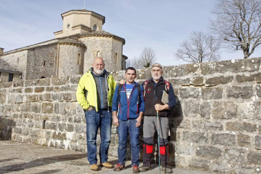 Un millar de montañeros despidieron el año en San Miguel de Aralar.