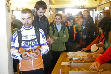 Un millar de montañeros despidieron el año en San Miguel de Aralar.