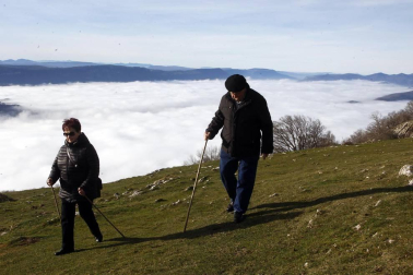 Un millar de montañeros despidieron el año en San Miguel de Aralar.