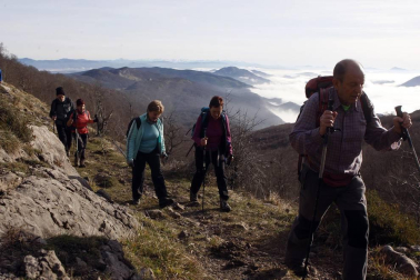 Un millar de montañeros despidieron el año en San Miguel de Aralar.