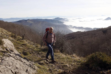Un millar de montañeros despidieron el año en San Miguel de Aralar.