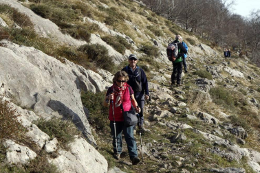 Un millar de montañeros despidieron el año en San Miguel de Aralar.