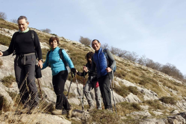 Un millar de montañeros despidieron el año en San Miguel de Aralar.
