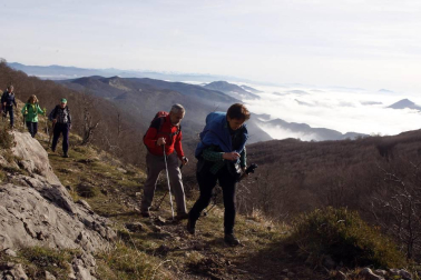 Un millar de montañeros despidieron el año en San Miguel de Aralar.