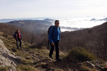 Un millar de montañeros despidieron el año en San Miguel de Aralar.