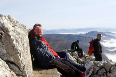 Un millar de montañeros despidieron el año en San Miguel de Aralar.