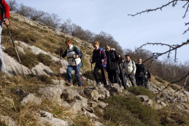 Un millar de montañeros despidieron el año en San Miguel de Aralar.